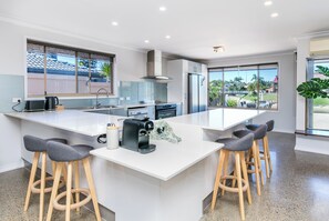 Fridge, microwave, oven, stovetop - Bliss On The Boulevard (Mermaid Waters)
