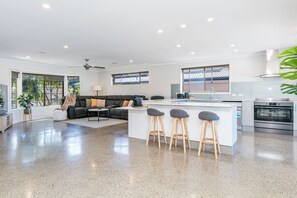 Interior - Bliss On The Boulevard (Mermaid Waters)