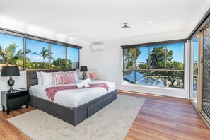 Desk, iron/ironing board, free WiFi, bed sheets - Bliss On The Boulevard (Mermaid Waters)