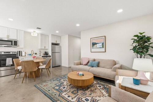 Magazine Inn-KING-Luxe Amenities-Fast Wi-Fi