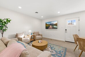 Living area - Magazine Inn-KING-Luxe Amenities-Fast Wi-Fi (Lafayette)