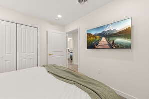 Room - Magazine Inn-KING-Luxe Amenities-Fast Wi-Fi (Lafayette)