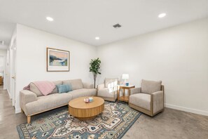 Living area - Magazine Inn-KING-Luxe Amenities-Fast Wi-Fi (Lafayette)