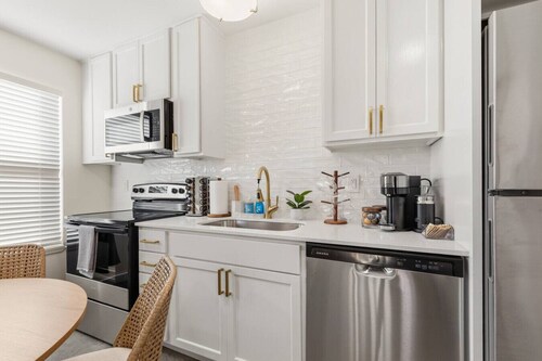 Magazine Inn-KING-Luxe Amenities-Fast Wi-Fi