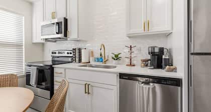 Magazine Inn-KING-Luxe Amenities-Fast Wi-Fi