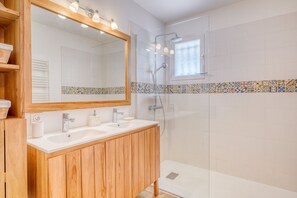 Shower, hair dryer, towels - Villa Azuréa – Swimming Pool and Pond (La Teste-de-Buch)