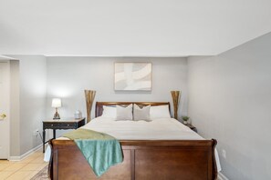 6 chambres, coffres-forts dans les chambres, bureau