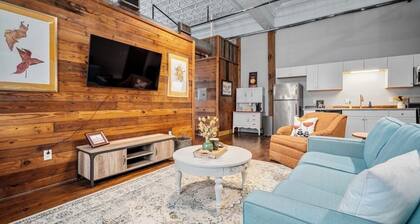 Stylish Downtown Mobile Loft/ Walk to Dauphin St/ Sleeps 6