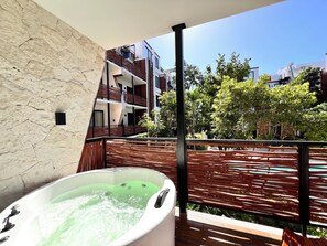 Outdoor spa tub - Tulum & comfort Travel Apartment 2DB 1BR + Jacuzzi, gym, cinema, swimming pools and more (Tulum)