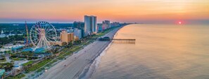 Beach - 2 Bedroom Oceanview Condo - kitchen, W/D, pool, hot tub, gym, racquetball, etc. (Myrtle Beach)