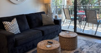 SeaSide Villa on Hilton Head Island, Steps to Ocean, Shops and Restaurants.