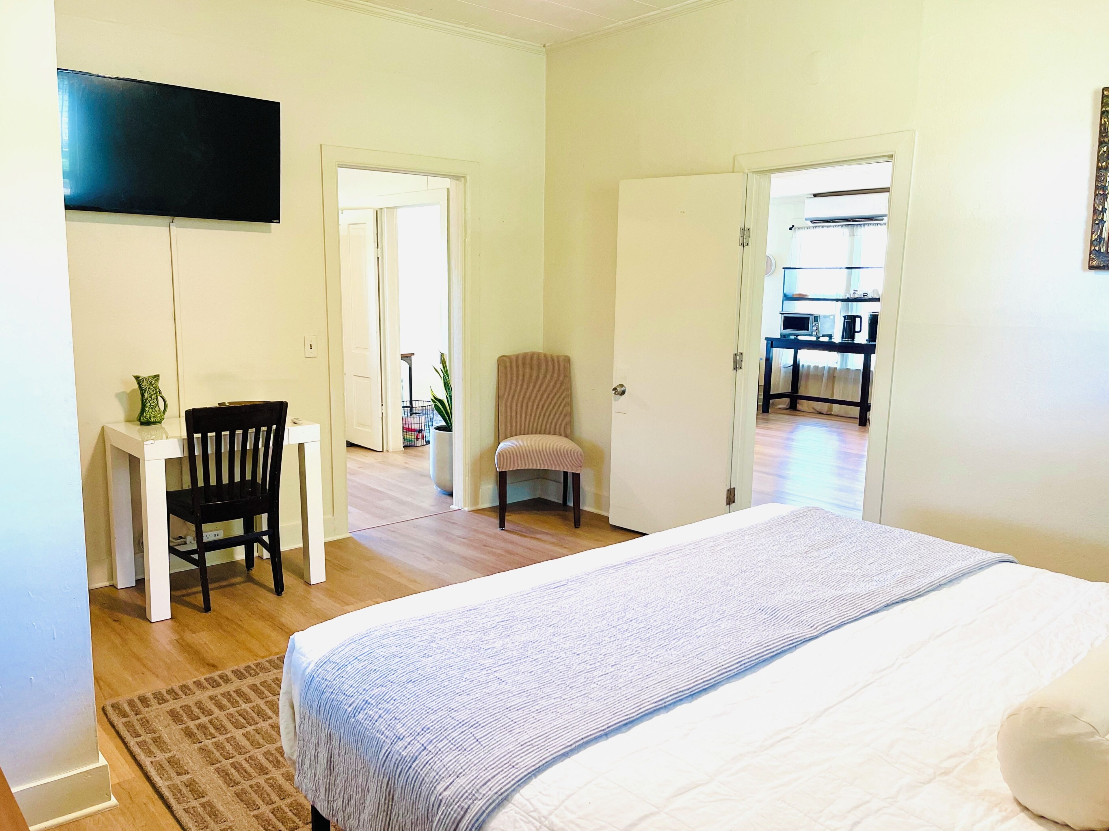 2 chambres, bureau, fer et planche à repasser, lit de bébé portatif