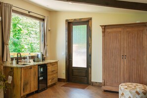 Frette Italian sheets, premium bedding, pillow-top beds, in-room safe - Elk & Embers Mountain Hideaway (Waynesville)