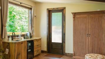 Double Room, Patio, Mountain View | Bahagian dalam