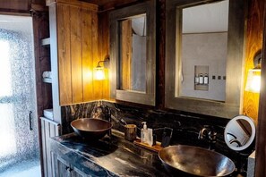 Goldfinch | Bathroom