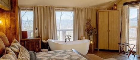 Tält - uteplats - utsikt mot bergen