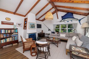 TV - Te Uenga - Parekura Bay Holiday Home (Parekura Bay)