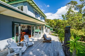 Outdoor dining - Te Uenga - Parekura Bay Holiday Home (Parekura Bay)
