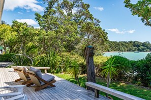 Terrace/patio - Te Uenga - Parekura Bay Holiday Home (Parekura Bay)