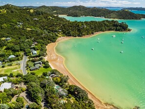 Beach - Te Uenga - Parekura Bay Holiday Home (Parekura Bay)