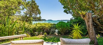 Te Uenga - Parekura Bay Holiday Home
