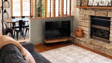 TV connectée, cheminée, jeux vidéo, livres