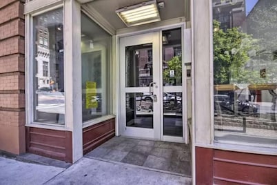 Downtown Stay Near Harbor & Stadiums