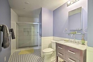 SĂšche-cheveux, serviettes fournies, savon, shampoing