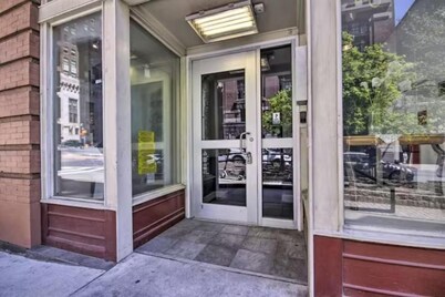 Downtown Stay Near Harbor & Stadiums