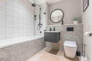 Shower, towels - Stylish 2BR Apartment in Digbeth (West Midlands)
