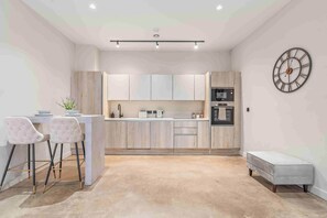 Fridge, microwave, stovetop, dishwasher - Stylish 2BR Apartment in Digbeth (West Midlands)