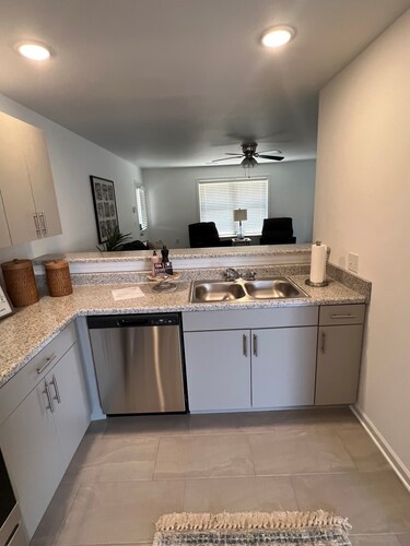 Cozy 2-bedroom apartment at the Oaks in charming Florence.