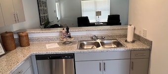 Cozy 2-bedroom apartment at the Oaks in charming Florence.