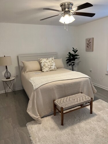 Cozy 2-bedroom apartment at the Oaks in charming Florence.