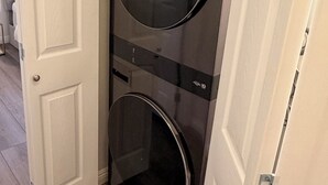 Une pièce dotée d’une double porte, d’un lave-linge et d’un sèche-linge.