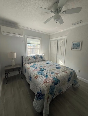 Iron/ironing board, Internet, bed sheets - Clearwater Beach Retreat. 1 Bedroom steps to water (Clearwater)
