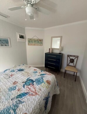 Iron/ironing board, Internet, bed sheets - Clearwater Beach Retreat. 1 Bedroom steps to water (Clearwater)