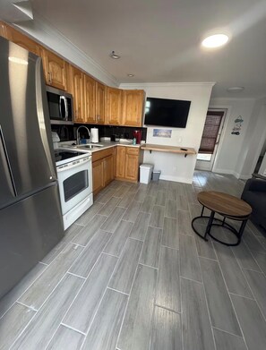 Private kitchen - Clearwater Beach Retreat. 1 Bedroom steps to water (Clearwater)