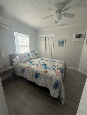Iron/ironing board, Internet, bed sheets - Clearwater Beach Retreat. 1 Bedroom steps to water (Clearwater)
