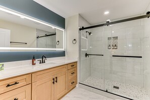 Douche, sèche-cheveux, serviettes fournies, savon