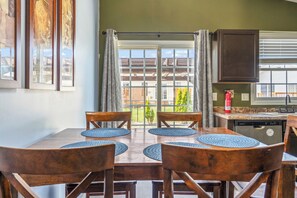 Dining - Blue Moon Ranch in Bloomington (Bloomington)