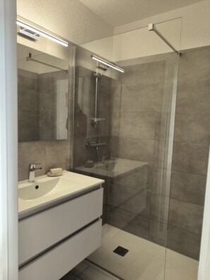 Shower, hair dryer, towels, soap - Seaside studio in Moriani (San-Nicolao)