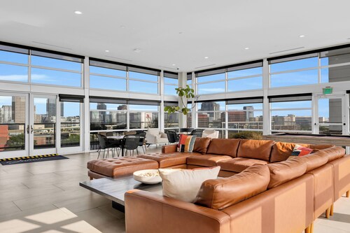 2BR Family Getaway, Rooftop Pool in Downtown Orlando!