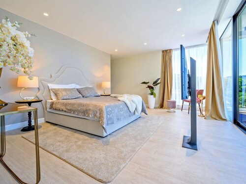 Seafront Stay in Necujam Bay