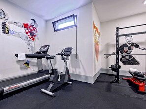 A gym with treadmills, stationary bikes, and a weightlifting area. - Seafront Stay in Necujam Bay (Solta)