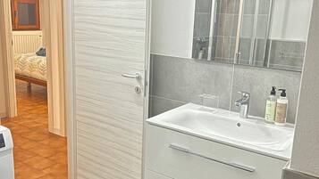 Dusche, Haartrockner, Bidet, Handtücher