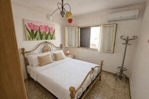 Iron/ironing board, bed sheets - Beach House 50m from the Sea | 2 Bedrooms, 2 Bathrooms, Air Conditioning (Torre Pali)