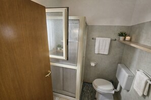 Regadera, secadora de cabello, bidet, toallas 
