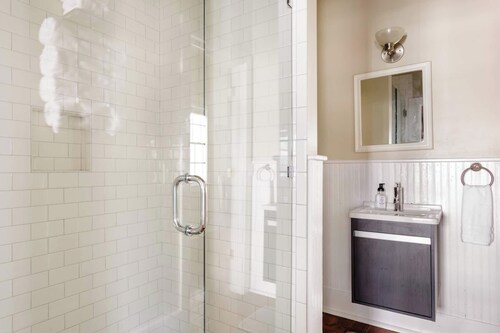 The Fig House on Spring · Walk to King · 3BR, Sleeps 8