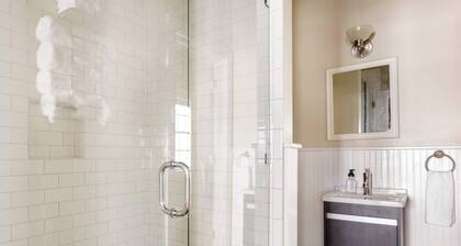 The Fig House on Spring · Walk to King · 3BR, Sleeps 8